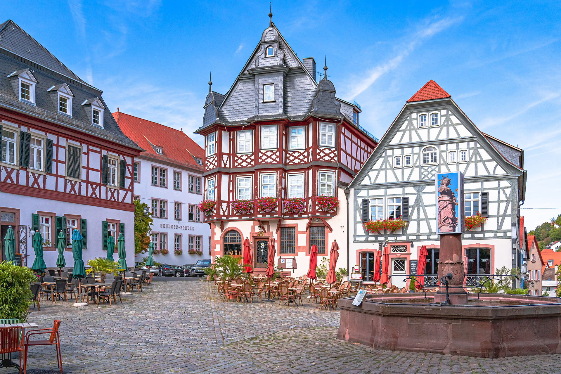 Marktplatz in der Heppenheimer Altstadt: Cafés und Restaurants laden zum Verweilen ein